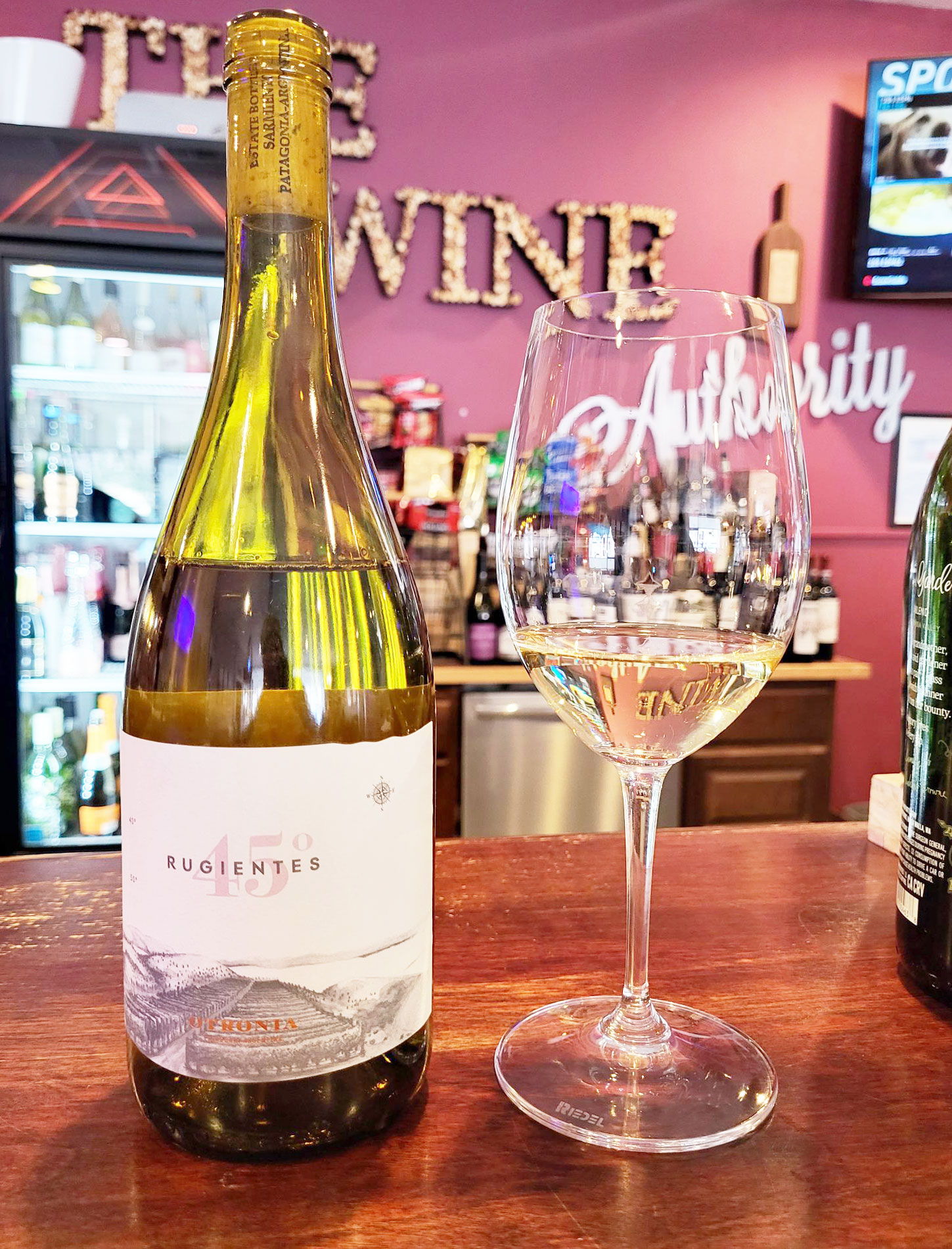 Review: Otronia “45° Rugientes” Patagonia Corte de Blancas (2017)